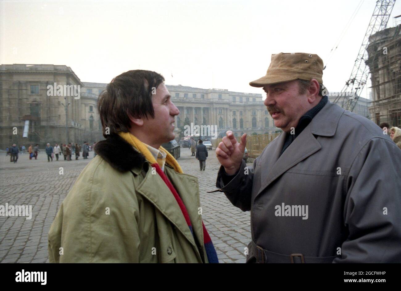 Centro di Bucarest, Romania, 1990 febbraio. Attori George Mihaita e George Constantin che hanno una conversazione per strada nel periodo oscuro subito dopo la caduta del comunismo. Foto Stock