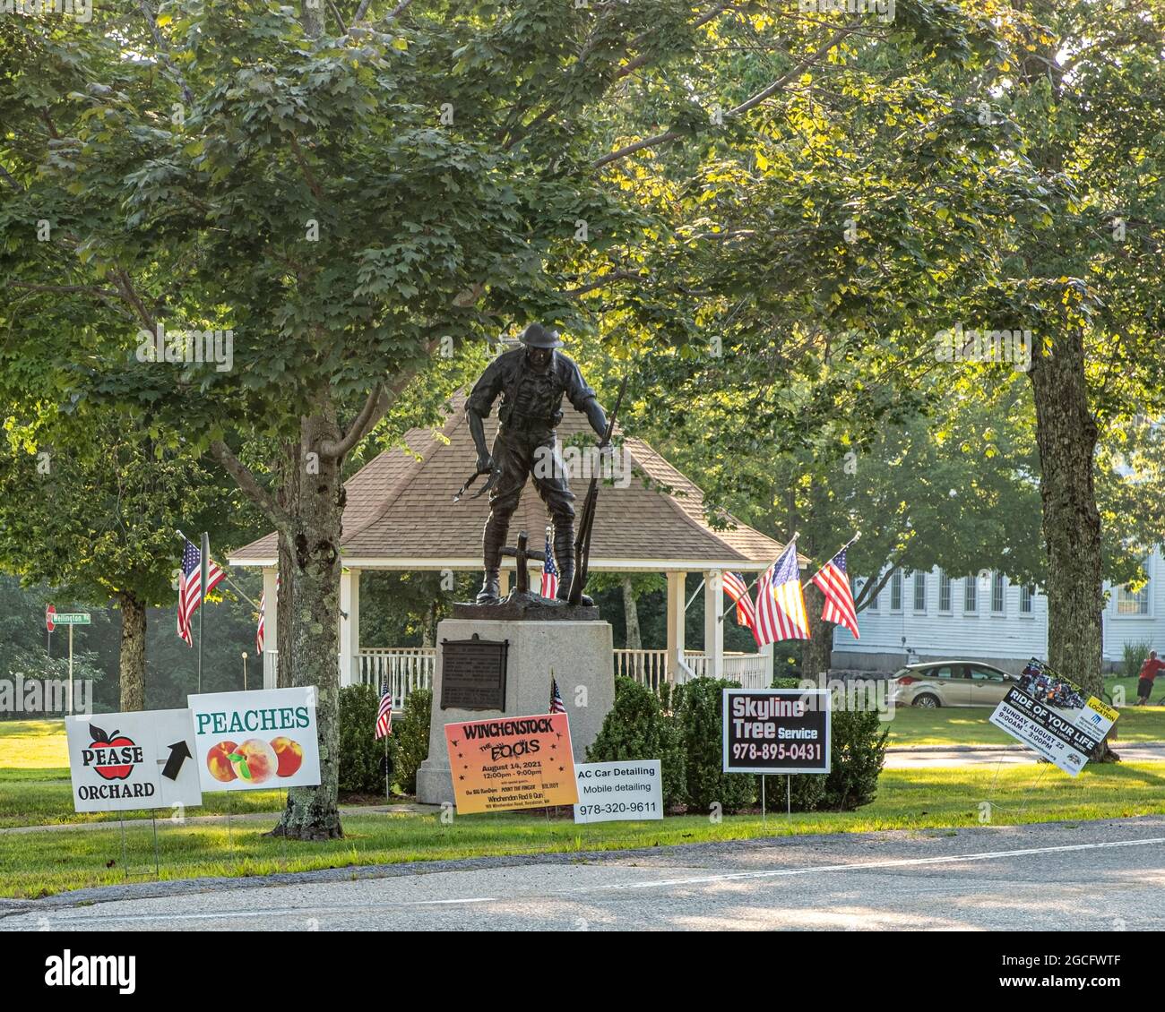 Cartelli temporanei sul comune di Templeton, Massachusetts, pubblicità per le aziende locali Foto Stock