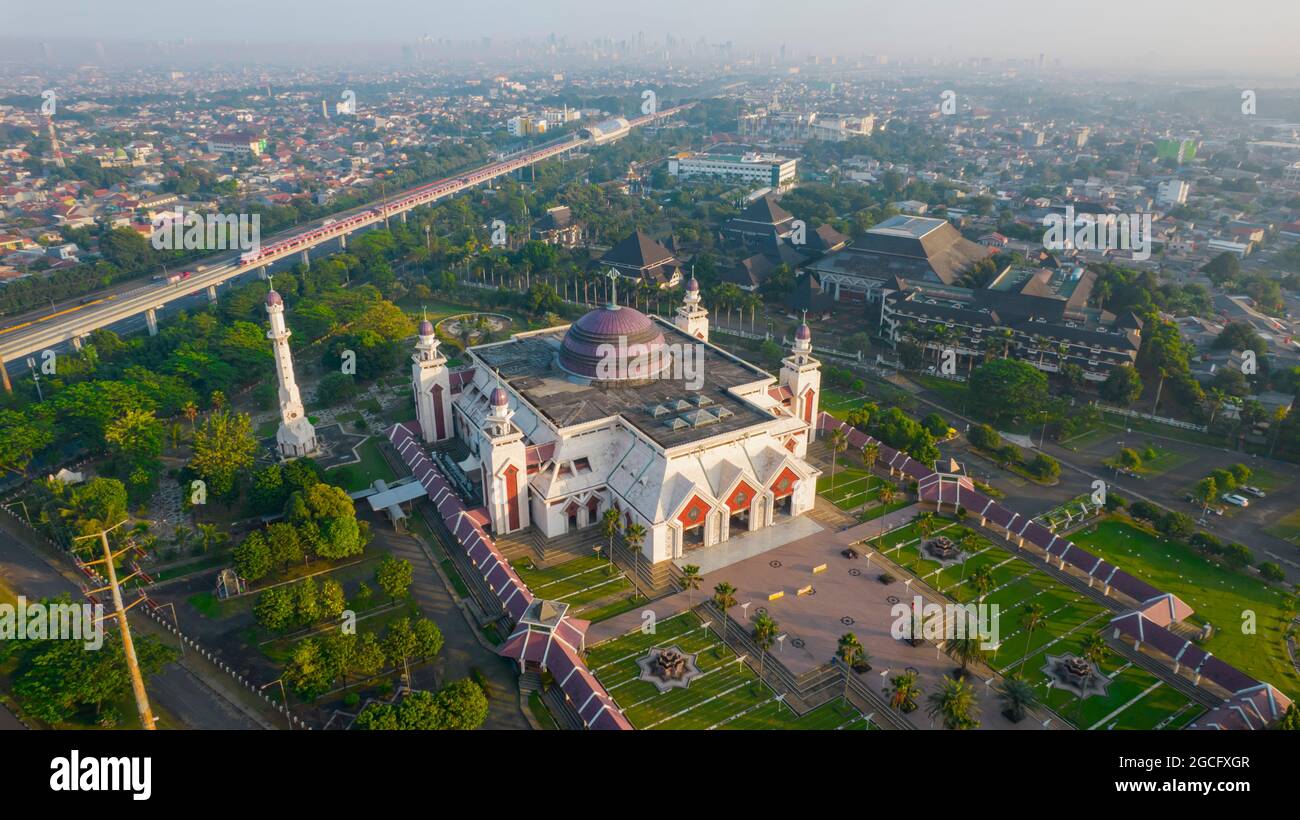 Vista aerea della Grande Moschea di Tin, dove questa moschea e' la piu' grande moschea in Indonesia, situata a Giacarta Est con nube di rumore. Giacarta, io Foto Stock