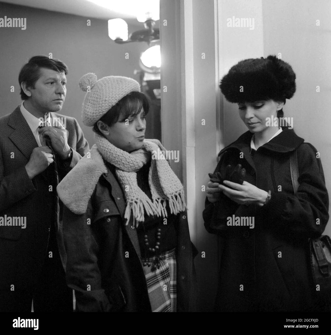 Attori rumeni Sebastian Papaiani, Coca Andronescu & Julieta Szönyi durante le riprese del film 'Alo aterizeaza strabunica!', 1981 Foto Stock