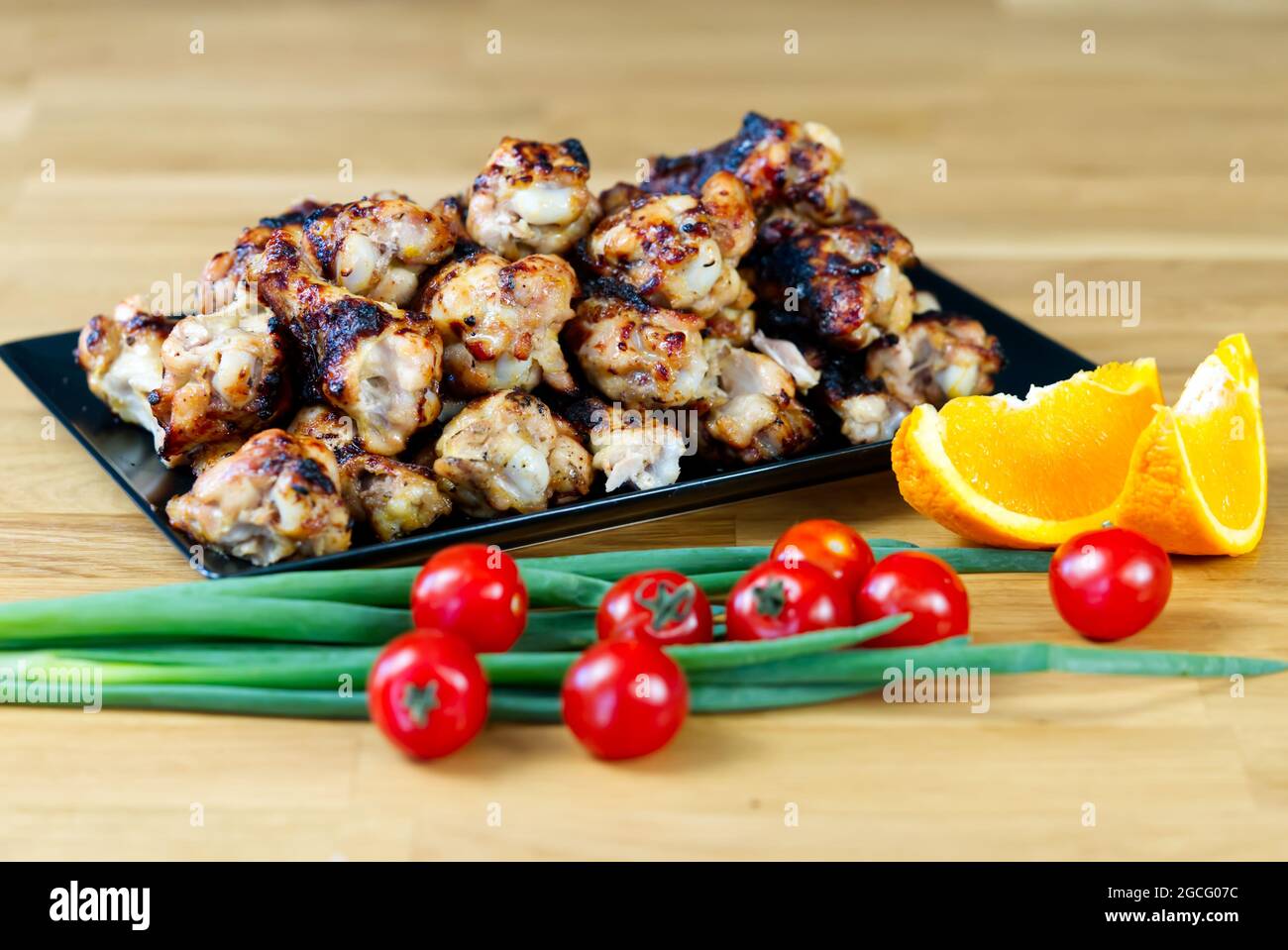 filetto di carne e verdure. carne di pollo alla griglia servita con verdure fresche su tavola di legno Foto Stock