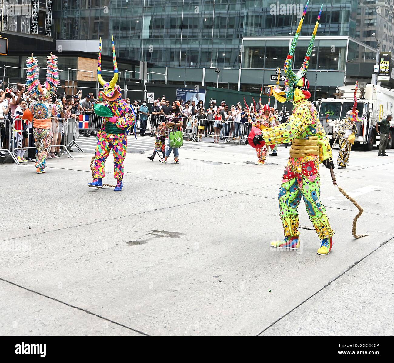 Le persone vestite da Diablos Cojuelos partecipano alla Parata del giorno Domenicano l'8 agosto 2021 sulla Avenue of the Americas a New York, New York. Robin Platzer/ Twin Images/ Credit: Sipa USA/Alamy Live News Foto Stock