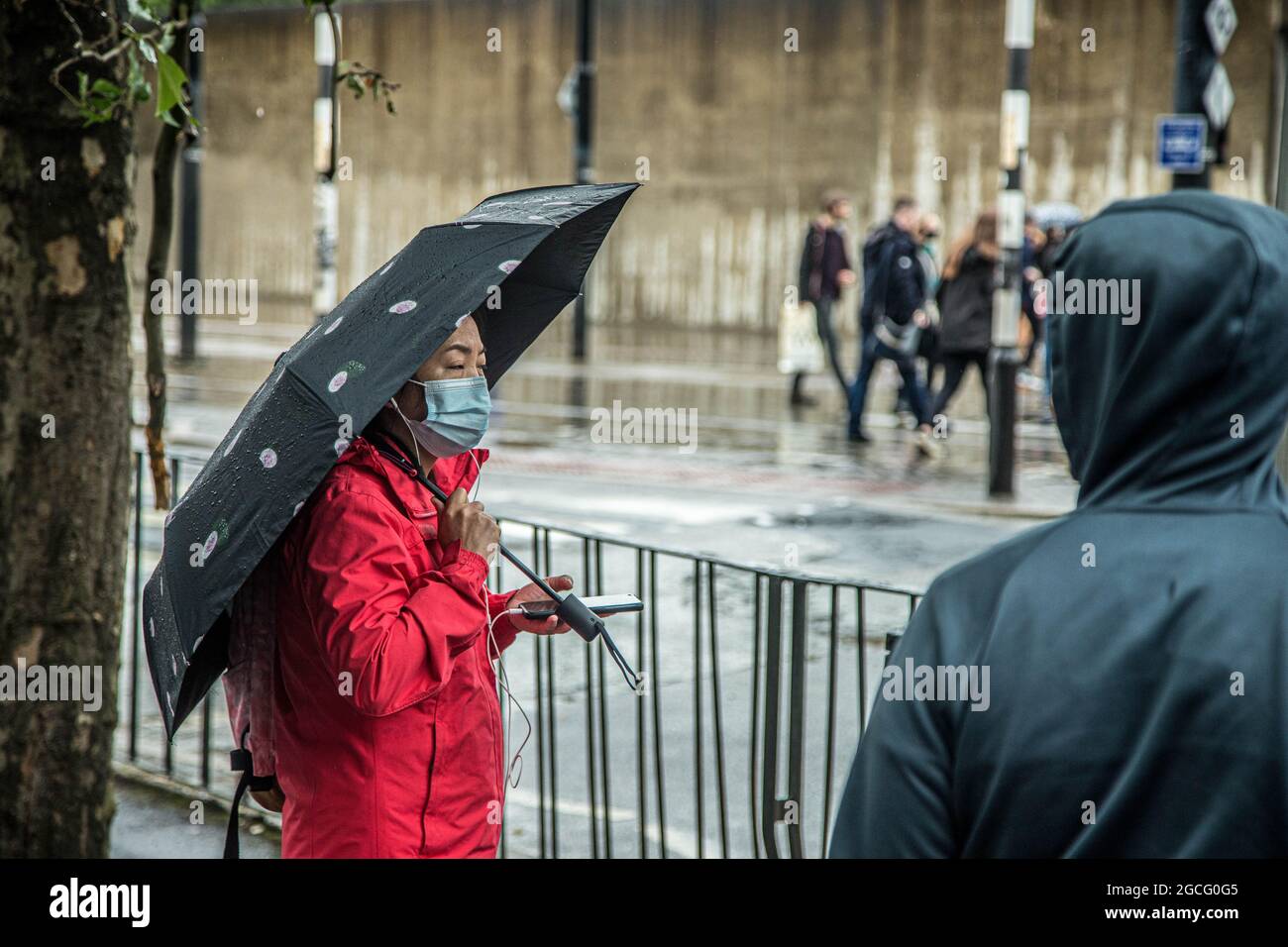 Manchester, Regno Unito. 07 agosto 2021. Una donna che indossa una maschera come misura preventiva contro la diffusione di covid-19 attende un autobus alla station.Masks sono ancora obbligatori sul trasporto pubblico di Greater Manchester, come le leggi sulla maschera sono state ora scritte nelle by-laws TFGM. Trasporti per Greater Manchester (TFGM) hanno minacciato 200 libbre ammende per chiunque catturato senza una maschera (Foto di Ryan Jenkinson/SOPA Images/Sipa USA) Credit: Sipa USA/Alamy Live News Foto Stock