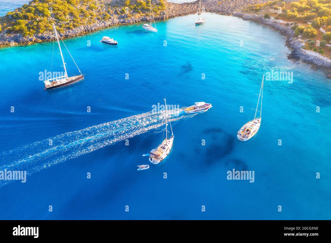 Vista aerea di splendidi yacht e barche sul mare al tramonto Foto Stock