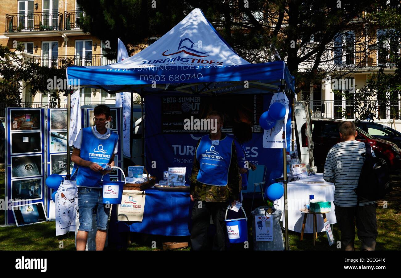 Fuori dal campo della homelessness Turning Tides beneficenza visto a Worthing, Regno Unito. Foto Stock