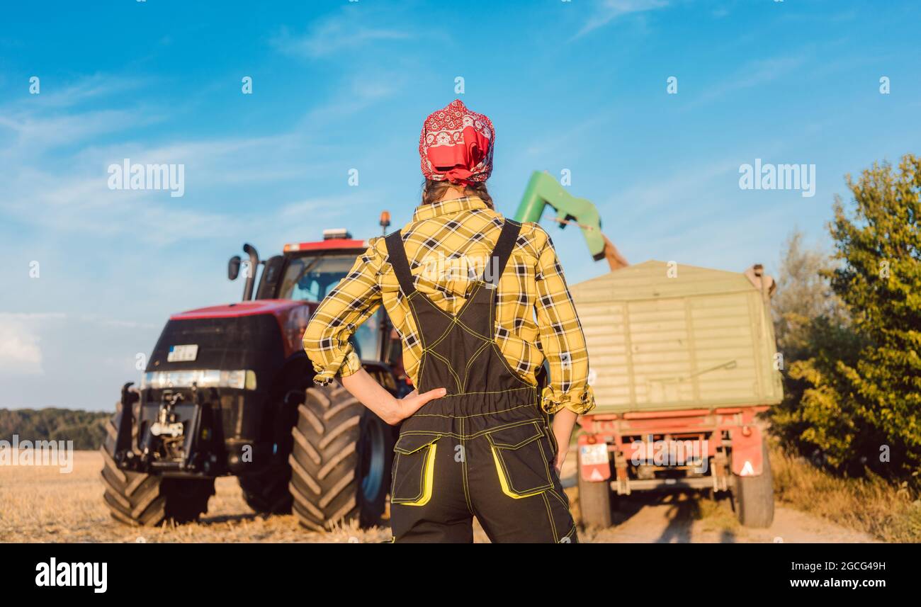 Agriturismo donna monitoraggio dello stato di avanzamento del raccolto sul sito Foto Stock