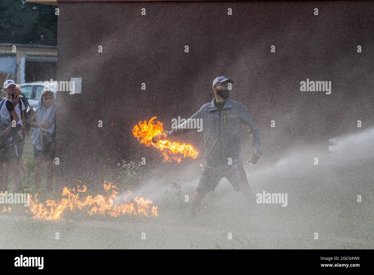 Lubin, Polonia. 8 agosto 2021. Disordini alla stazione di polizia di Lubin dopo la morte di un maschio di 32 anni durante l'intervento della polizia. (Credit Image: © Krzysztof Kaniewski/ZUMA Press Wire) Foto Stock