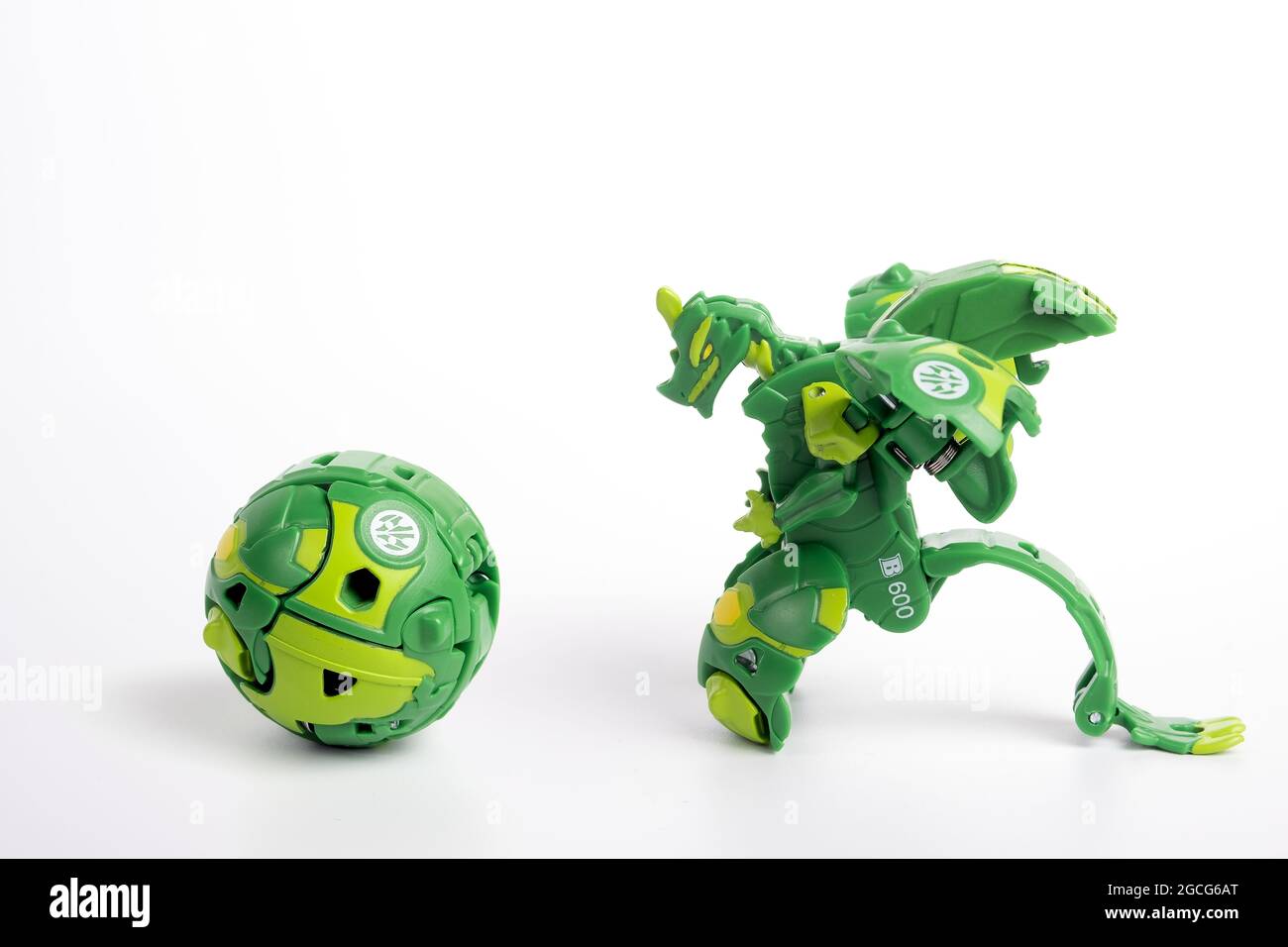 Mini personaggi giocattolo Bakugan Ball isolati su bianco. Stafford, Regno Unito, 8 agosto 2021 Foto Stock