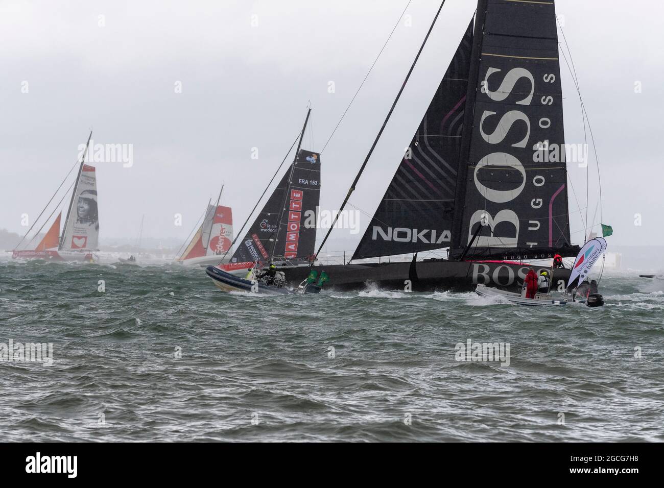 Cowes Isle of Wight, Regno Unito. 8 agosto 2021. Rolex Fastnet; Hugo Boss , IMOCA 60 in testa fuori dal Solent in 35 nodi di vento all'inizio della Fastnet Race. Credit Gary Blake /Alamy Live News Foto Stock