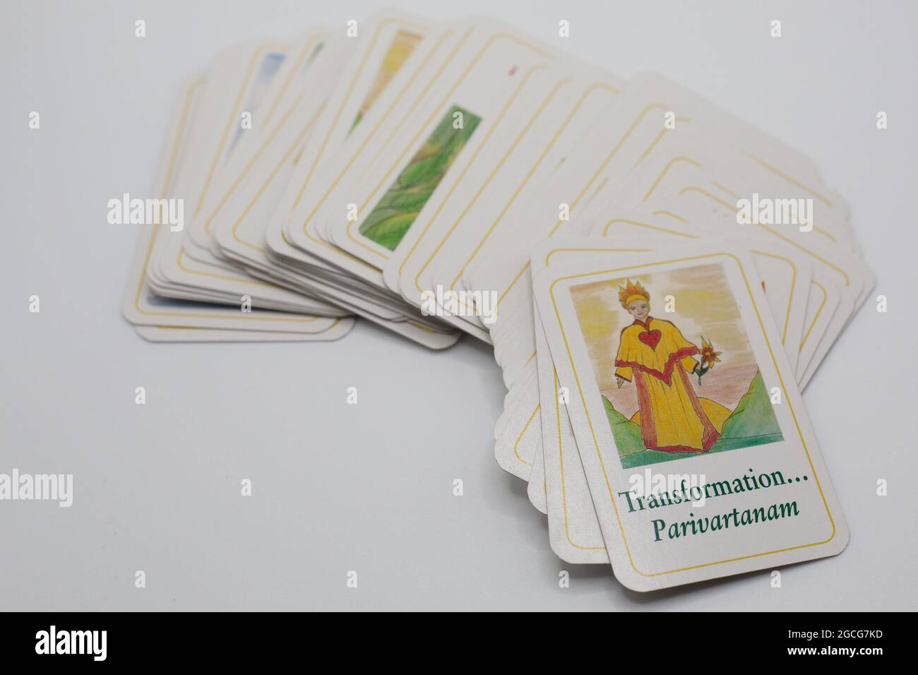 Un mazzo di carte Buddha con la carta "trasformazione" girata. Foto Stock