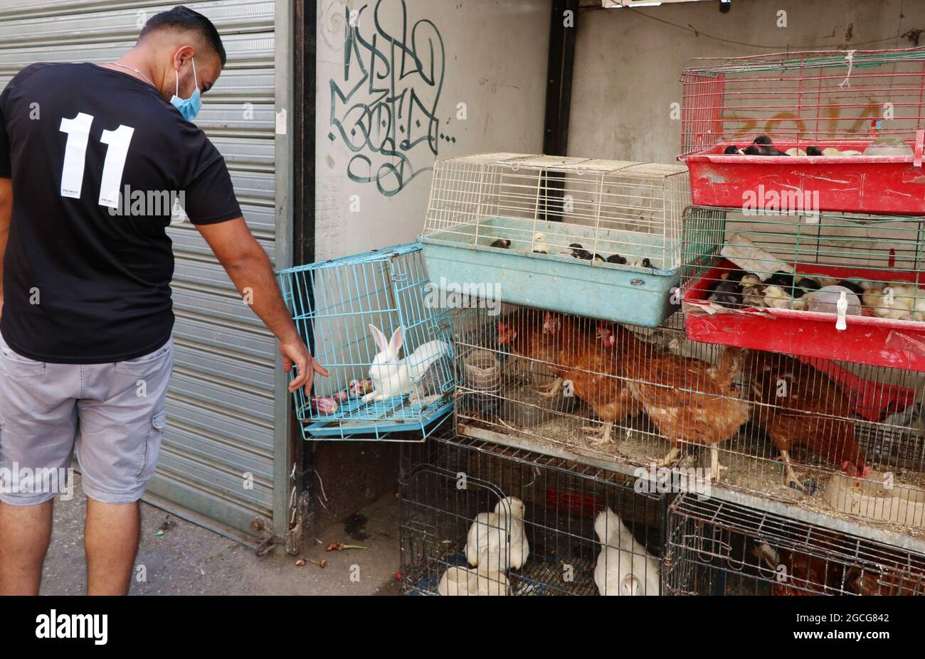 Beirut, Libano. 8 agosto 2021. Una stalla animale vista a Souq el Ahad (mercato domenicale), Beirut, Libano, l'8 agosto 2021. L'aumento dei prezzi è diventato un problema difficile per il Libano, poiché più della metà della popolazione è scesa sotto la soglia di povertà dall'inizio della crisi economica e finanziaria nel 2019.(Foto di Elisa Gestri/Sipa USA) Credit: Sipa USA/Alamy Live News Foto Stock