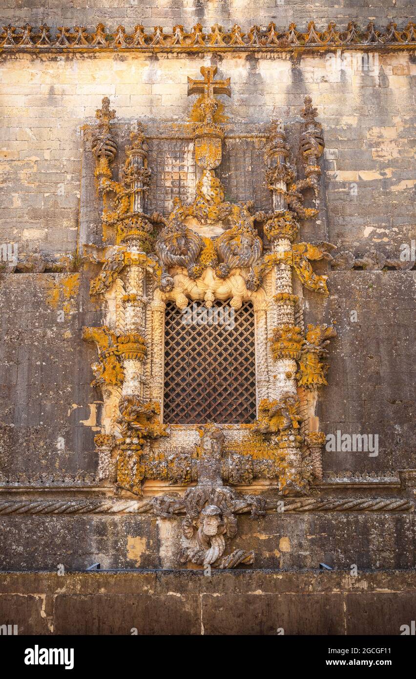 Tomar, Portogallo - 3 giugno 2021: Vista frontale della finestra capitolare o finestra manuelina del Convento de Cristo a Tomar, Portogallo. Foto Stock