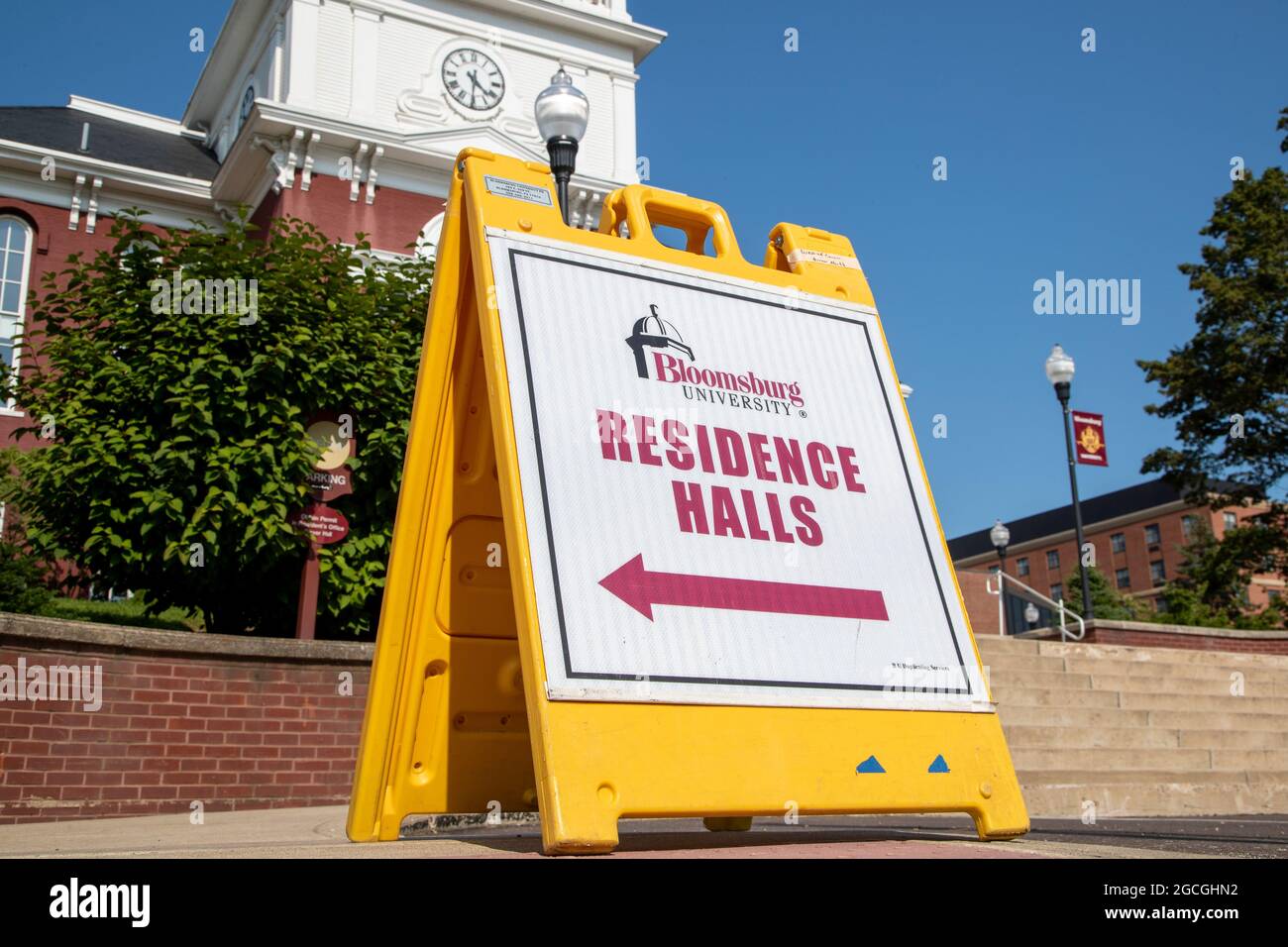 Bloomsburg, Stati Uniti. 8 agosto 2021. Un cartello indica alle famiglie le sale di residenza dell'Università di Bloomsburg in un primo giorno di trasferimento a Bloomsburg, Pennsylvania, l'8 agosto 2021. (Foto di Paul Weaver/Sipa USA) Credit: Sipa USA/Alamy Live News Foto Stock