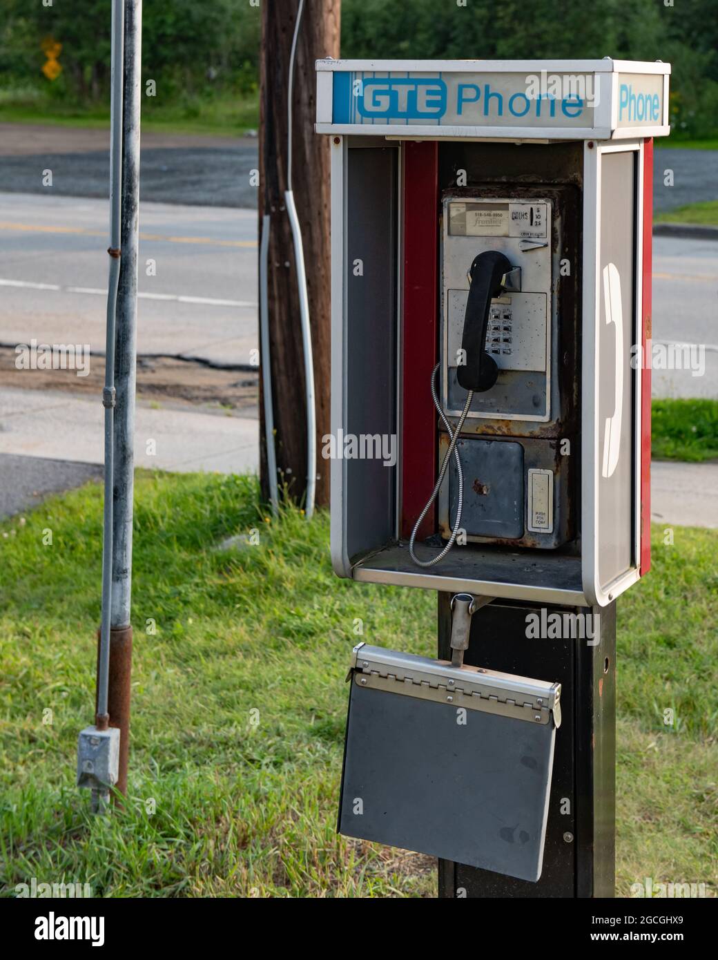 Un telefono a pagamento arrugginito deteriorante con la rubrica a Speculator, NY USA Foto Stock