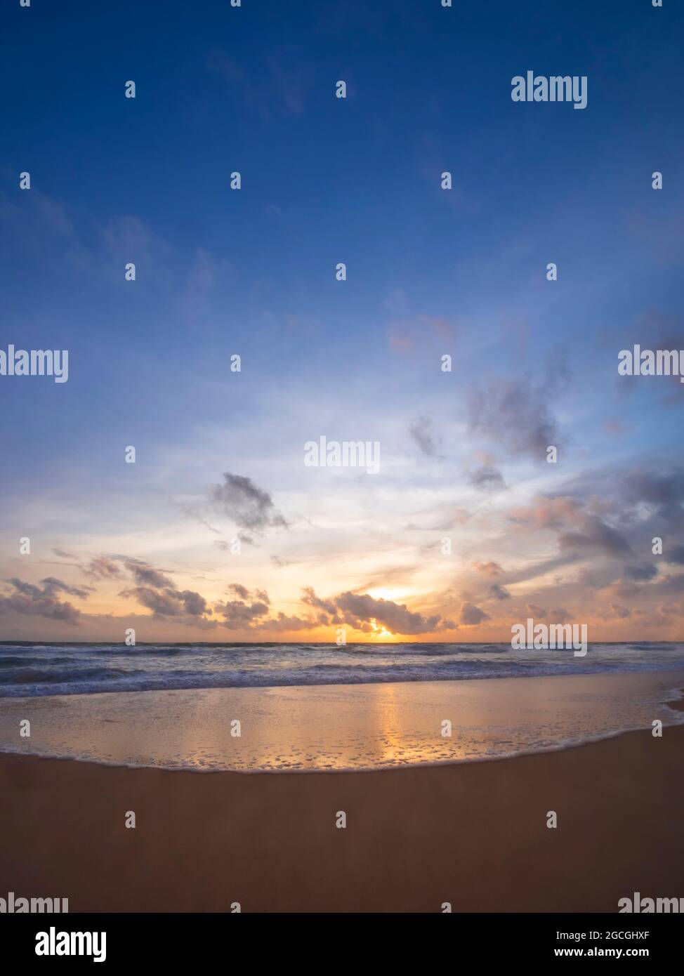 Bella spiaggia tropicale con cielo blu astratto trama sfondo. Copia spazio di vacanza estiva e vacanza viaggio d'affari concetto. Foto verticale Foto Stock