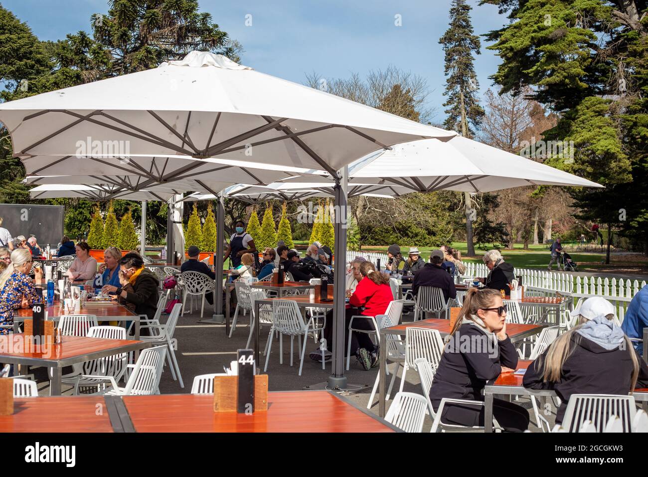 Christchurch, Canterbury, Nuova Zelanda, ottobre 18 2020: I visitatori dei Giardini Botanici gusteranno caffè e pranzo al bar in un giorno di primavera. Foto Stock