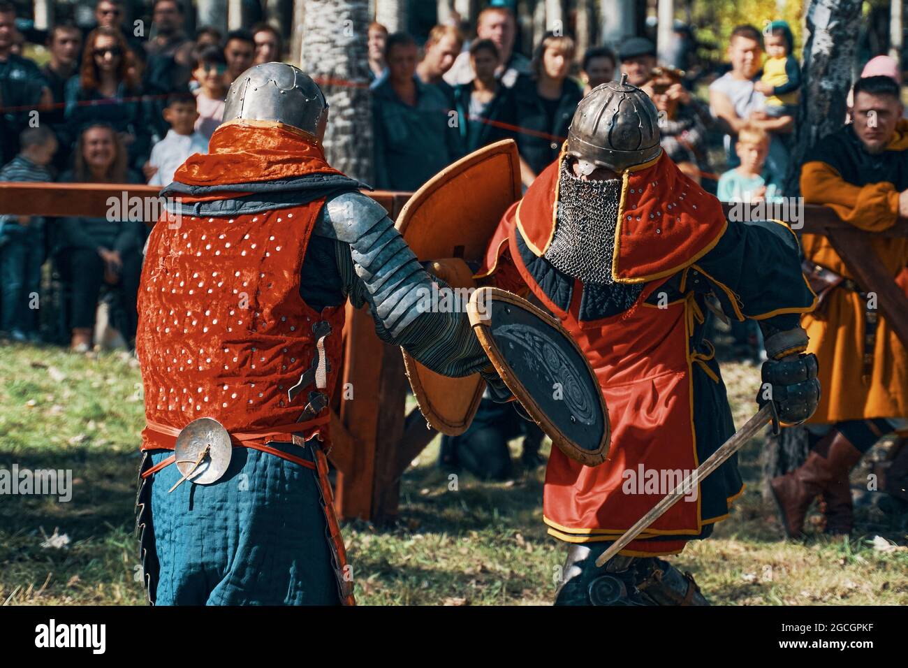 Due cavalieri si combattono con spade. Festival dei tornei di giostre. Simulazione di battaglie medievali durante la festa dei club storici. Bishkek, Kirghizistan-13 ottobre 2019. Foto Stock