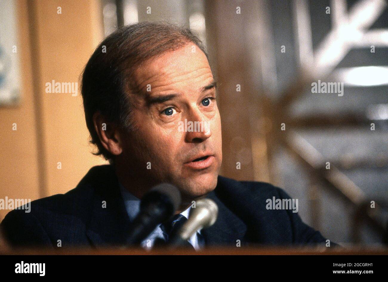 Il senatore Joseph Biden in un'audizione del Comitato per le relazioni esterne del Senato sulla crisi irachena nel gennaio 1991 Fotografia di ny Dennis Brack. Bb78 Foto Stock