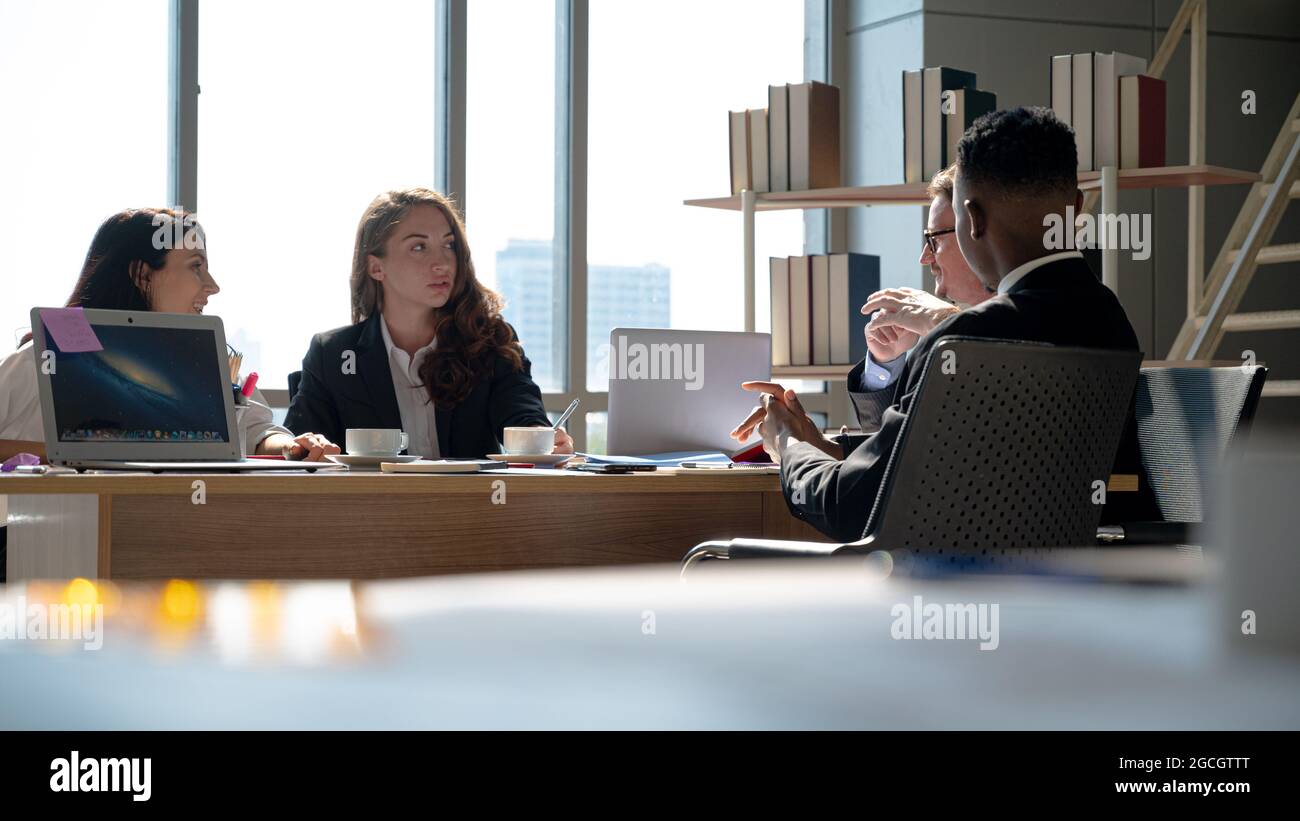 Gruppo di persone che si riuniscono e lavorano insieme in ufficio. Concetto aziendale di lavoro di squadra. Foto Stock