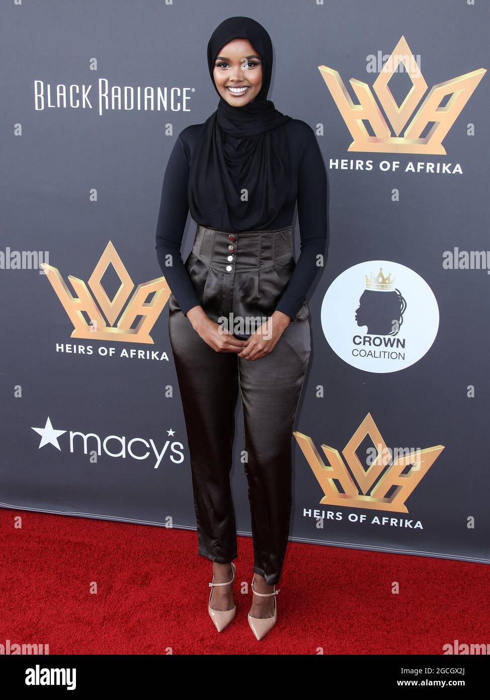 Marina del Rey, Stati Uniti. 8 agosto 2021. MARINA DEL REY, LOS ANGELES, CALIFORNIA, USA - AGOSTO 08: Il modello Halima Aden arriva al 4° Premio Internazionale Donne del potere annuale che si tiene presso il Marina del Rey Marriott Hotel l'8 agosto 2021 a Marina del Rey, Los Angeles, California, Stati Uniti. (Foto di Xavier Collin/Image Press Agency) Credit: Image Press Agency/Alamy Live News Foto Stock