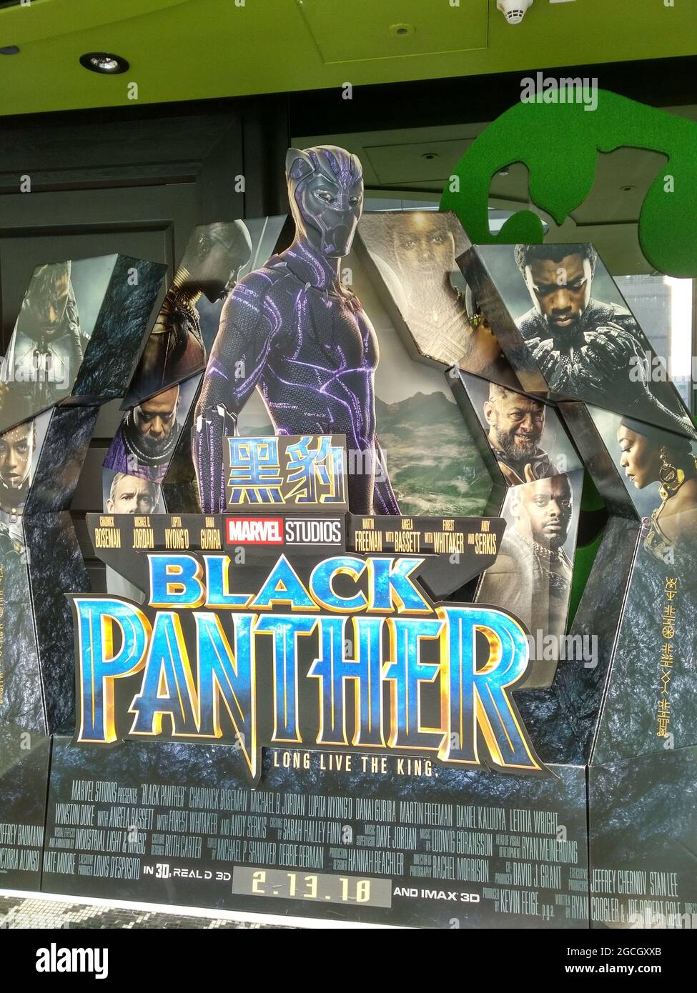 Una vetrina di cartoncino Black Panther con Marvel Studios Chadwick Bosseman in un centro commerciale a Hong Kong. Foto Stock