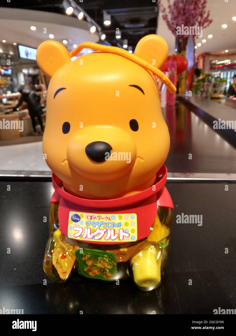 Un carino vaso Winnie the Pooh riempito di gelatina di frutta colorata artificialmente aromatizzata, Jello, gelatina in un centro commerciale a Hong Kong Foto Stock