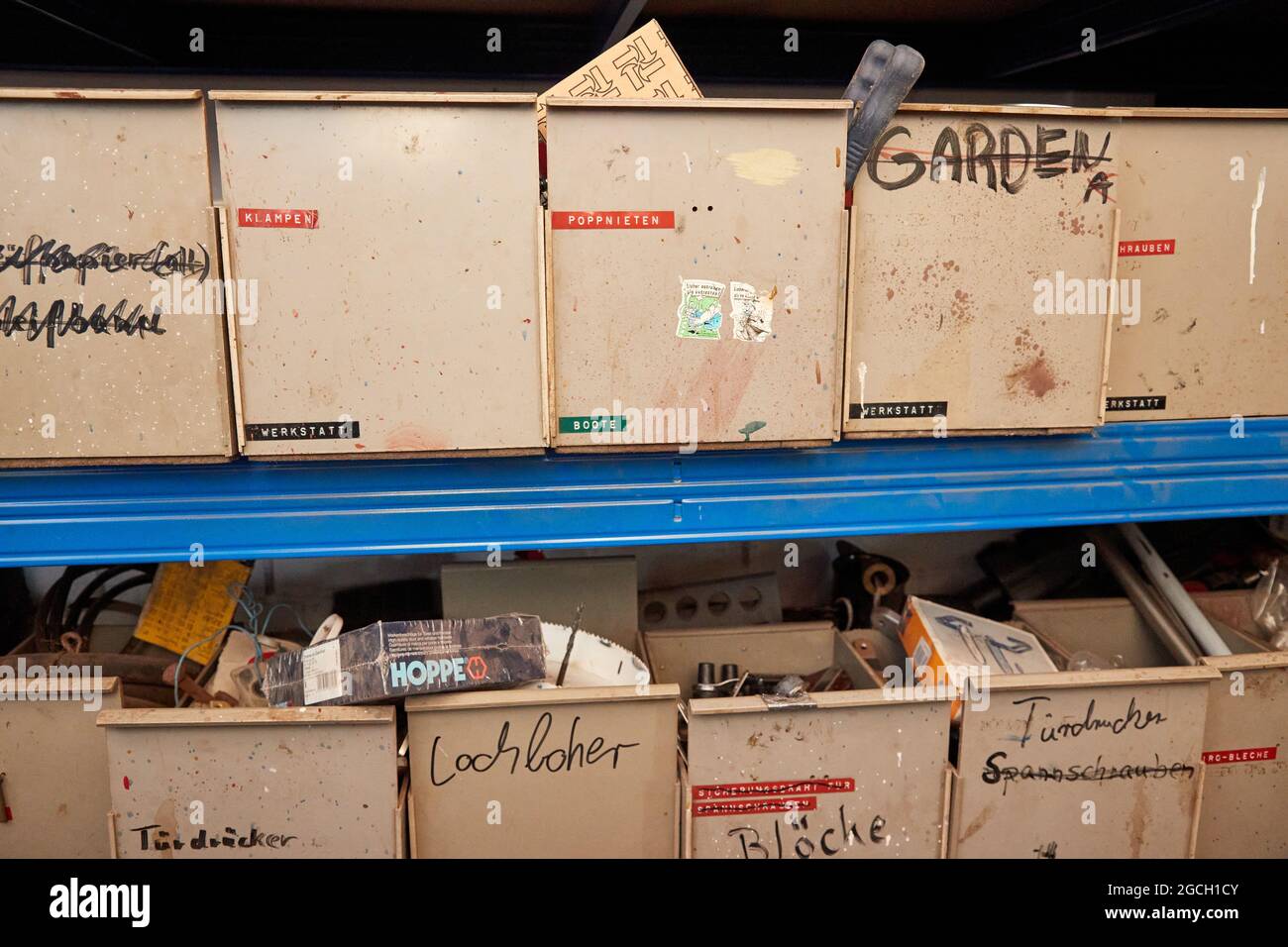 04 agosto 2021, Schleswig-Holstein, Plön: Scatole con etichette come 'chäkell, Klampen, Böcke' stand su uno scaffale nel laboratorio della scuola di vela a Plön. Foto: Georg Wendt/dpa Foto Stock