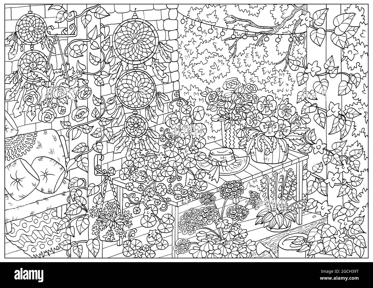 Pagina da colorare in bianco e nero con fiori e oggetti da giardino d'epoca, portico in legno con mobili e sognatori in stile boho. Illusione disegnata a mano Foto Stock