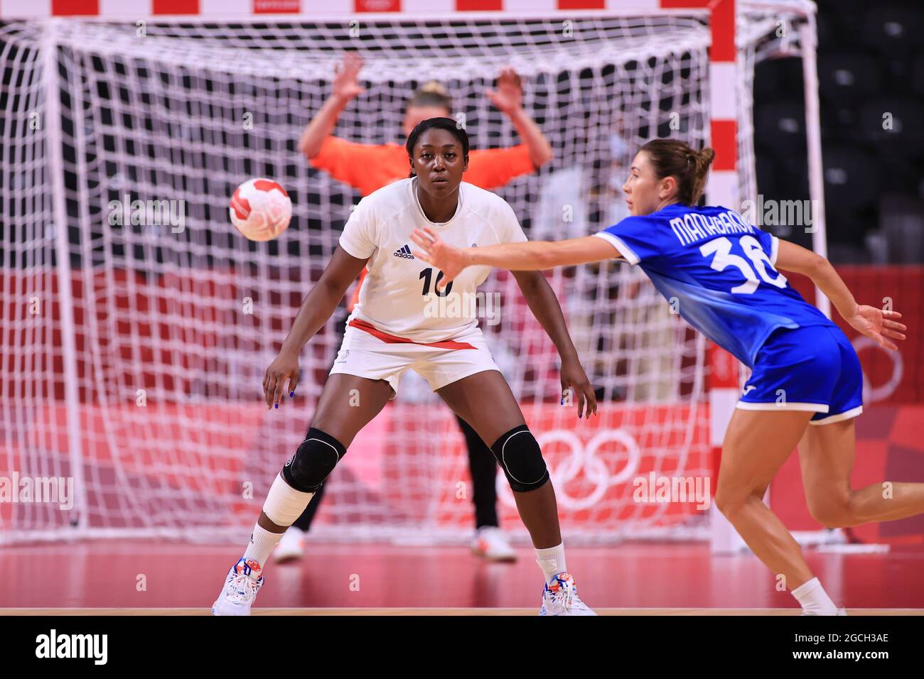 Grace ZAADI DEUNA (fra) in azione per il Team France contro il Team ROC nella medaglia d'oro del concorso femminile di pallamano dei Giochi Olimpici di Tokyo 2020 allo Stadio Nazionale di Yoyogi a Tokyo, Giappone, l'8 agosto 2021. Credit: AFLO SPORT/Alamy Live News Foto Stock