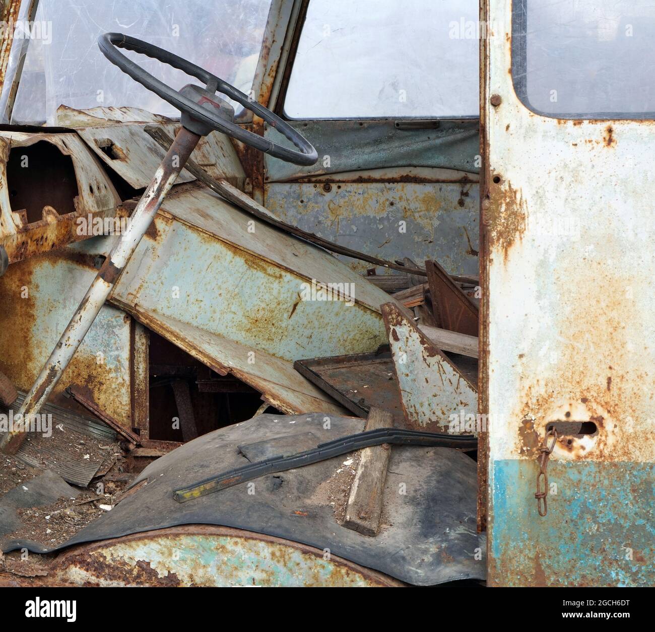 Volante all'interno della cabina rovinata di un vecchio autobus rotto Foto Stock