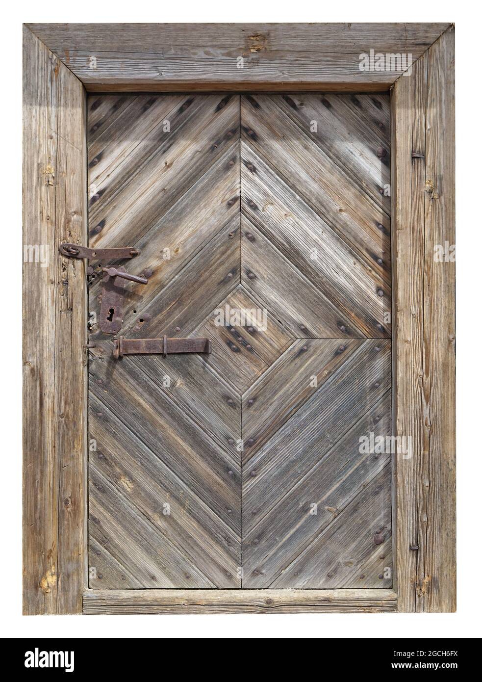 Vecchia porta in legno di quercia invecchiata del fienile del villaggio. Isolato su bianco Foto Stock