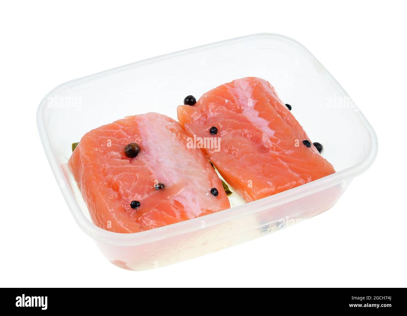 Pezzo di filetto di salmone norvegese salato fatto a mano in scatola. Isolato su macro studio bianco Foto Stock
