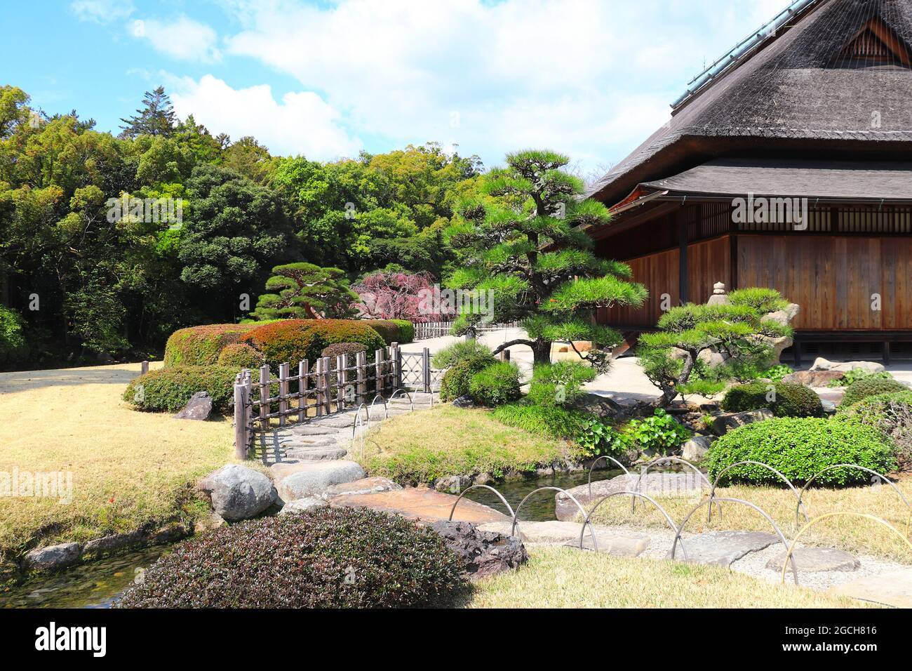 Giardino decorativo e padiglione nel giardino Koishikawa Korakuen, Okayama, Giappone Foto Stock
