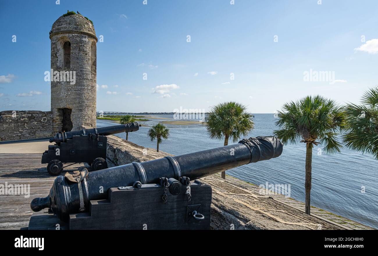 Cannoni e torre di guardia sulla terreplein di Castillo de San Marcos lungo Matanzas Bay a St. Augustine, Florida. (STATI UNITI) Foto Stock