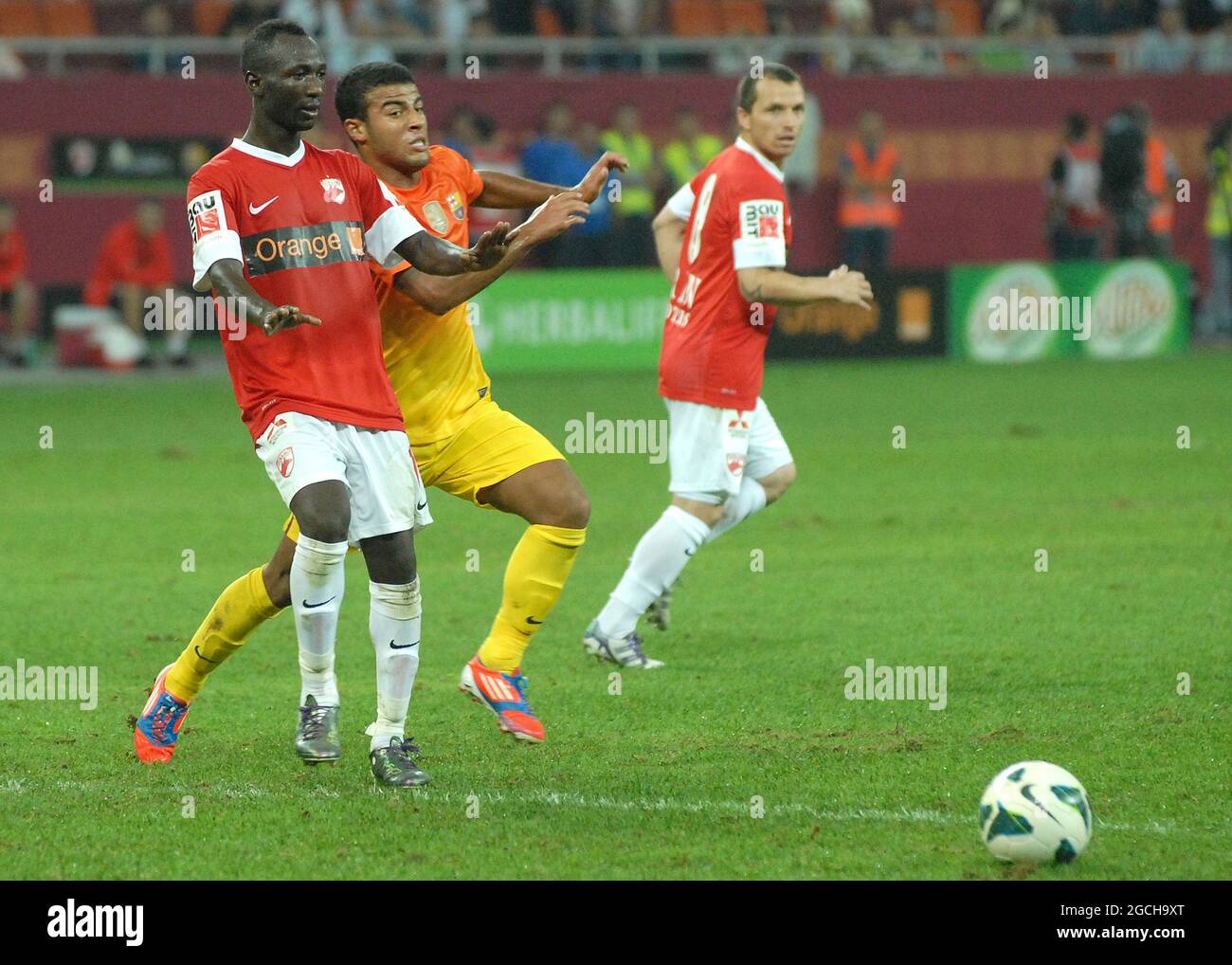 BUCAREST, ROMANIA - 11 AGOSTO 2012: Dani Alves (L) di Barcellona ritratto durante il gioco amichevole pres-eason tra Dinamo Bucuresti e FC Barcellona alla National Arena. Foto Stock