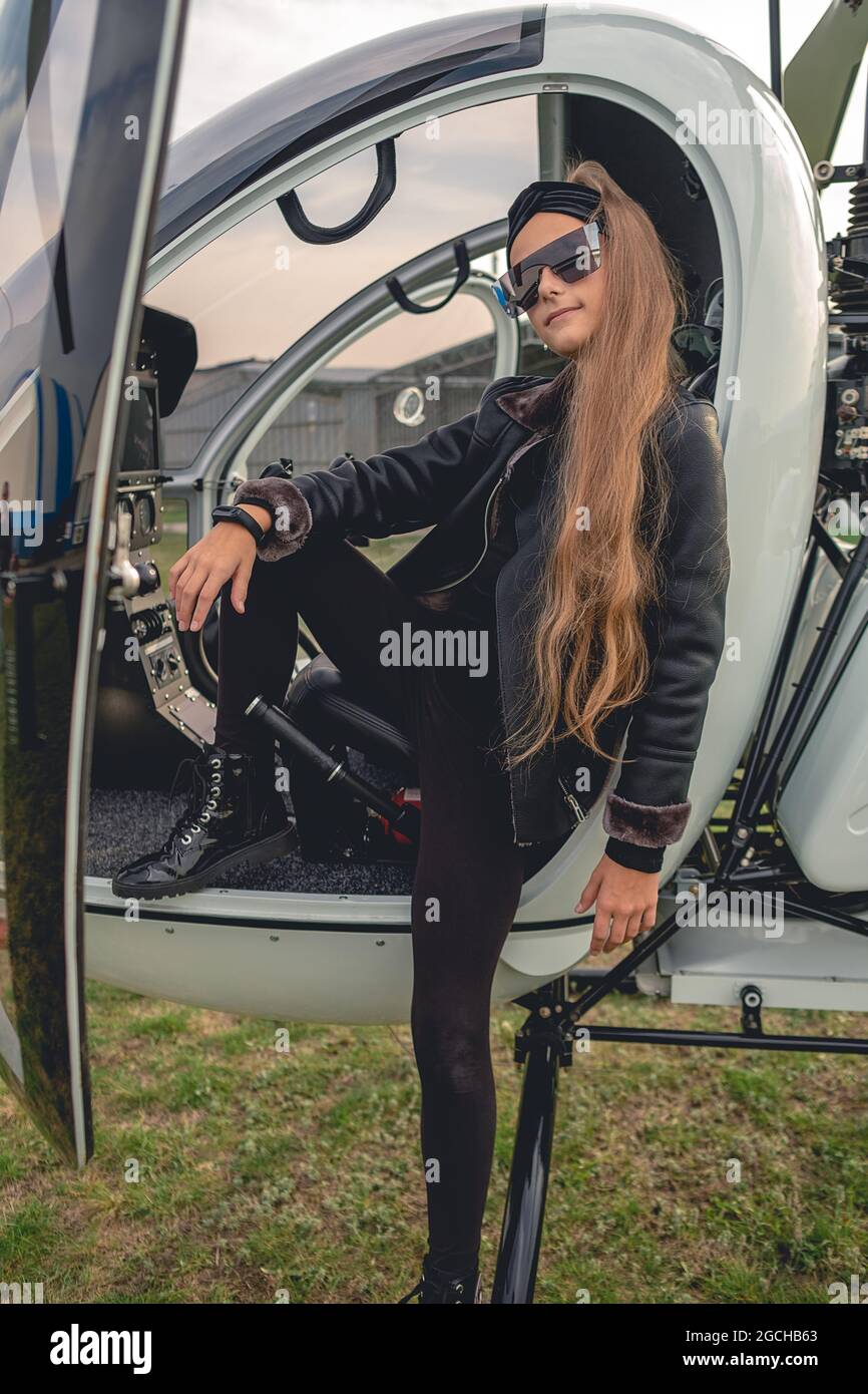 Elegante ragazza preteen in piedi sulla pedana di elicottero Foto Stock