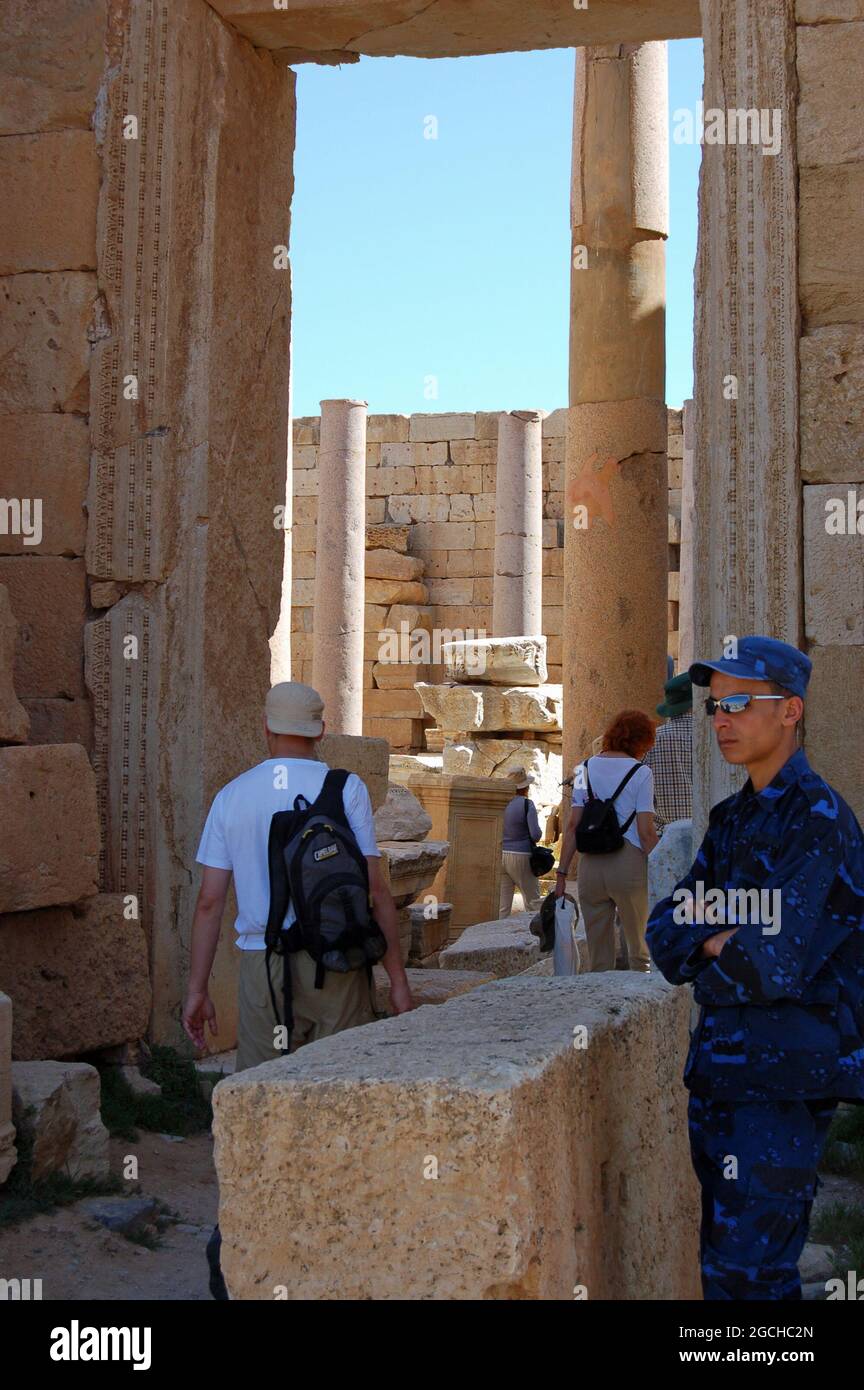 Leptis Magna, Libia - 2 aprile 2006: Guardia di polizia che sovrintama i turisti alle antiche rovine romane di Leptis Magna, nel nord della Libia. Foto Stock