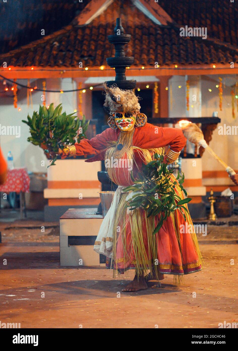 Mudiyettu è un teatro rituale tradizionale e un dramma di danza folk del Kerala che rappresenta la storia mitologica di una battaglia tra i Kali e Darika Foto Stock