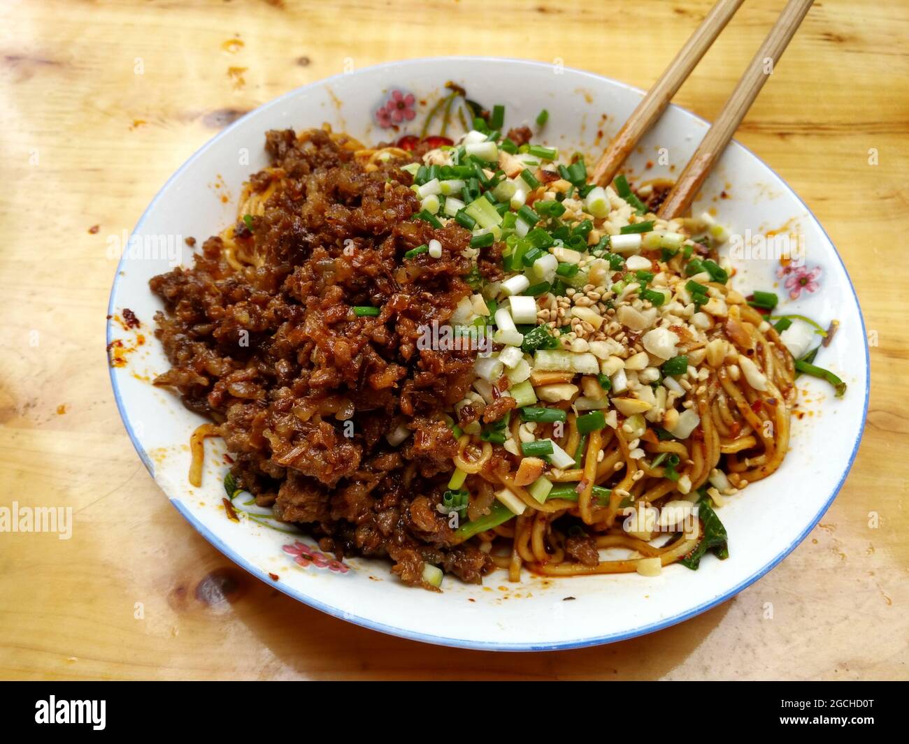 Famoso e delizioso Yibin Ranmian un autentico piatto di noodle piccante preparato a casa per la colazione a Lizhuang Foto Stock