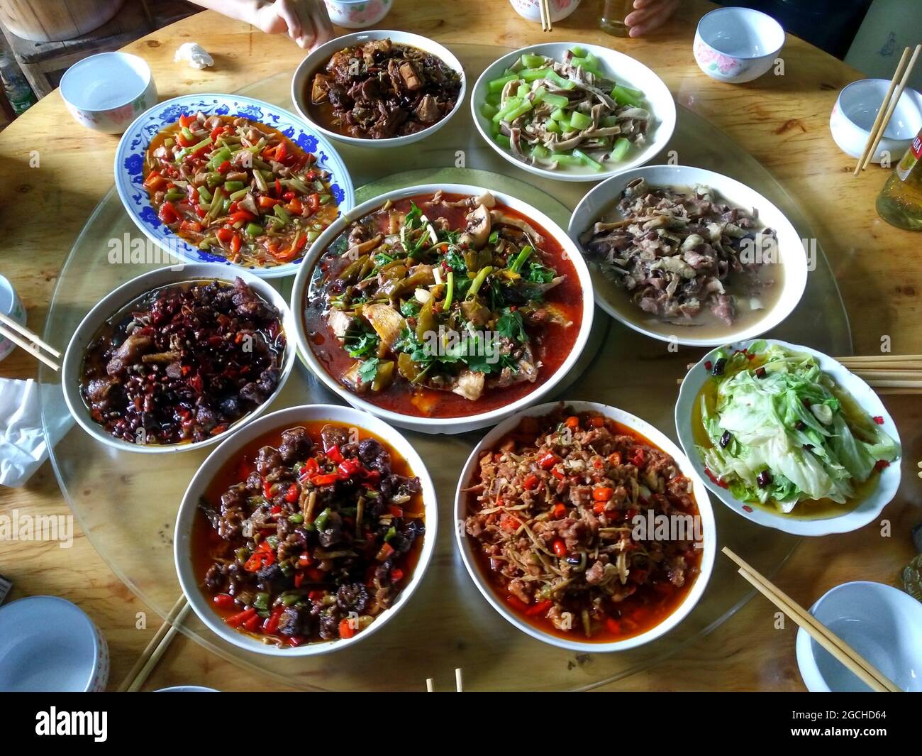 Un pasto in stile banchetto in una casa di famiglia su un tavolo rotondo Lazy Susan nell'antico, bello Lizhuang Foto Stock