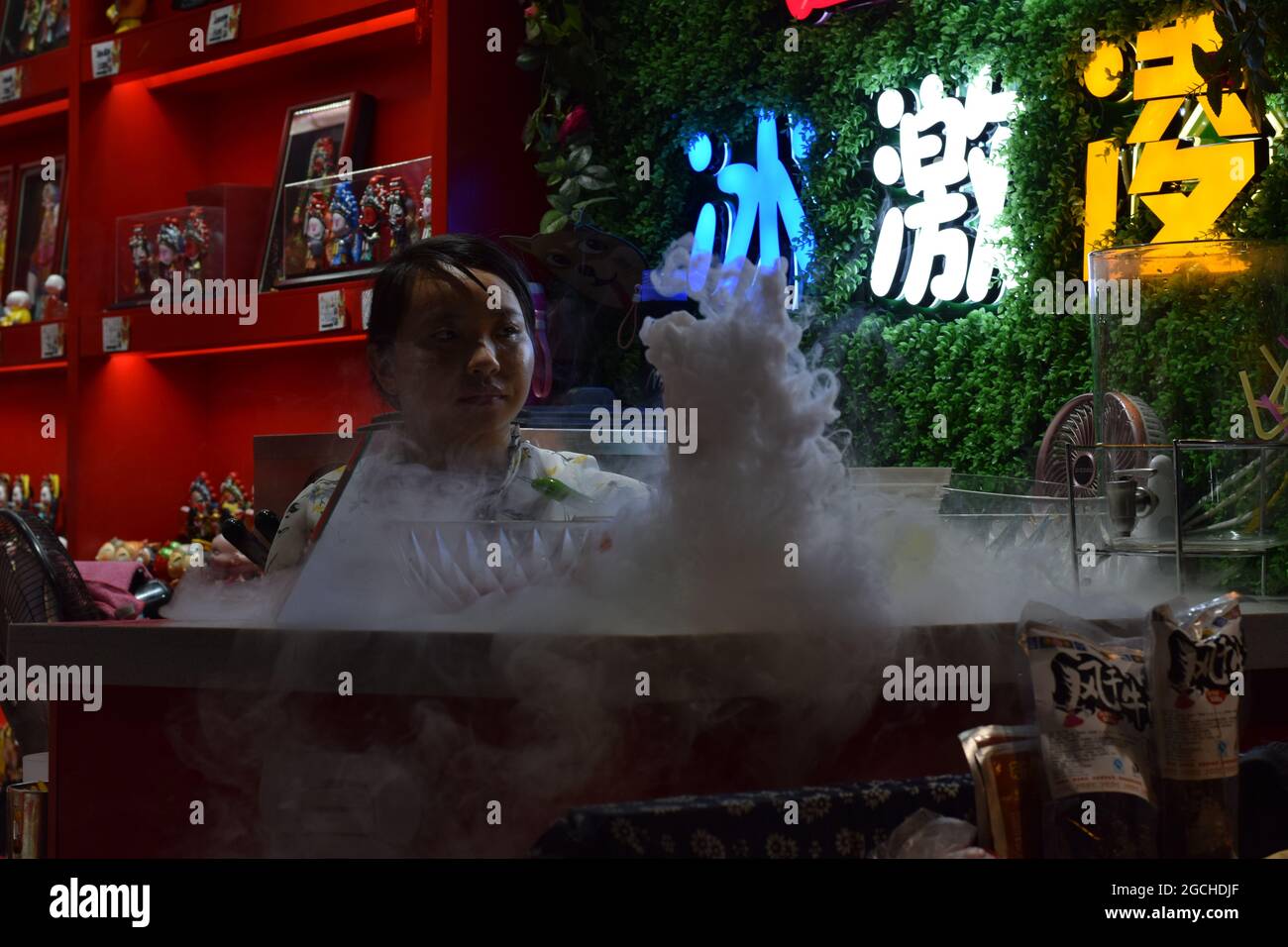 Una tazza di bere con nube come vapore da ghiaccio secco che lo fa fumare servito in una strada popolare a Chengdu chiamato Kuanzhai Xiangzi Foto Stock