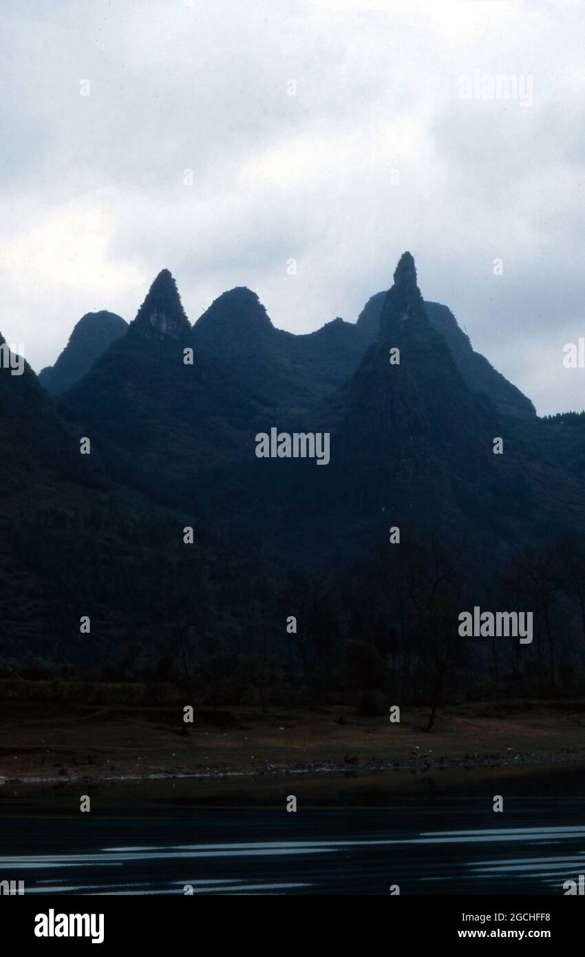 Berge am li Jiang Fluss nahe der Stadt Guilin, Cina 1998. Montagne sulla riva del fiume li Jiang vicino alla città di Guilin, Cina 1998. Foto Stock