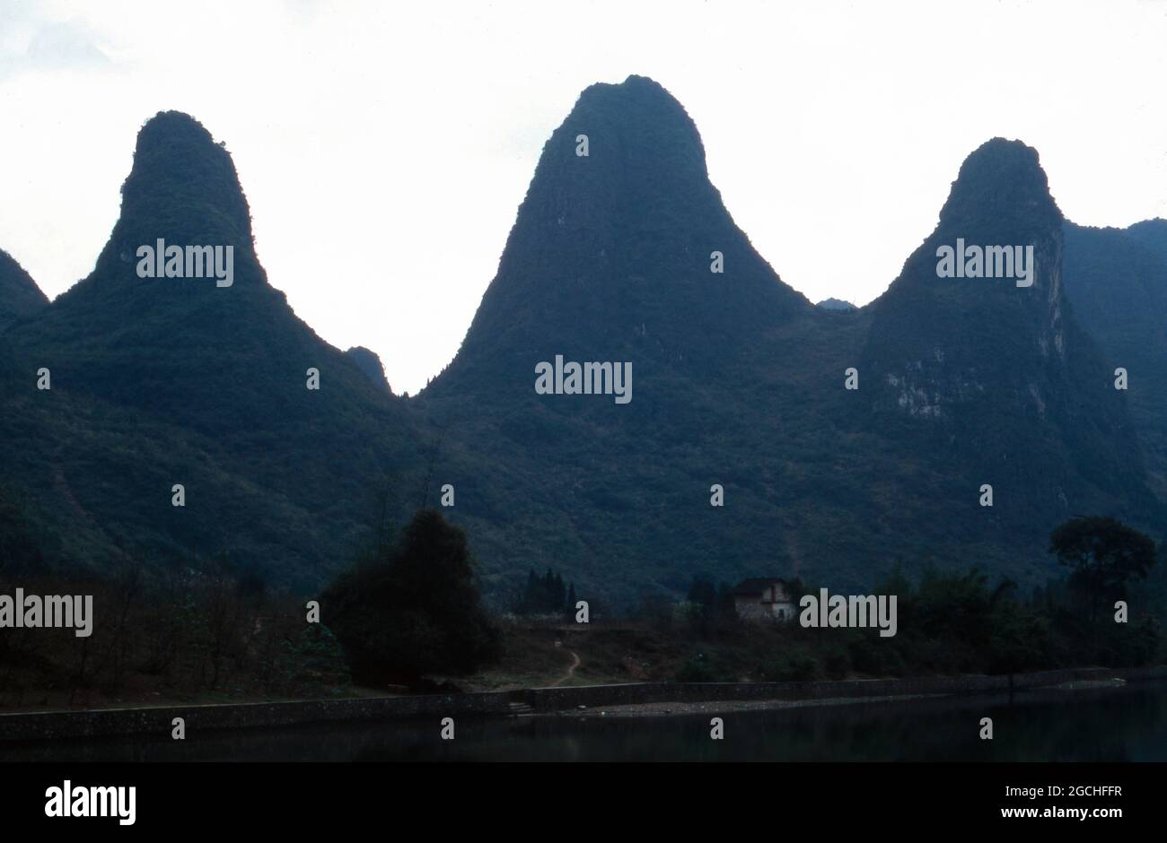 Berge am li Jiang Fluss nahe der Stadt Guilin, Cina 1998. Montagne sulla riva del fiume li Jiang vicino alla città di Guilin, Cina 1998. Foto Stock