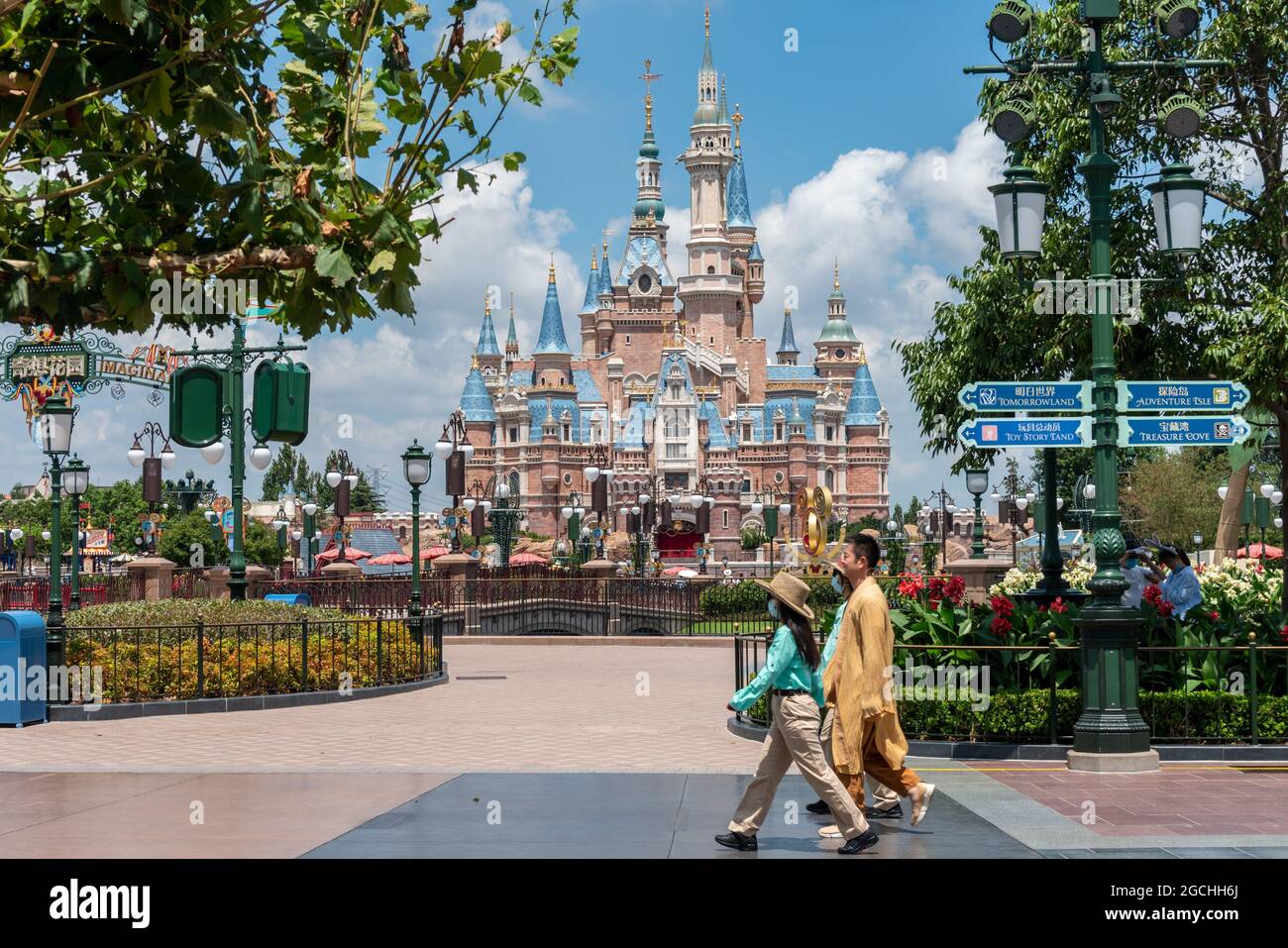 SHANGHAI, CINA - 8 AGOSTO 2021 - UN piccolo numero di turisti visita  Disneyland a Shanghai, Cina, 8 agosto 2021. Le attrazioni che in passato  impiegavano ore per fare la fila durante