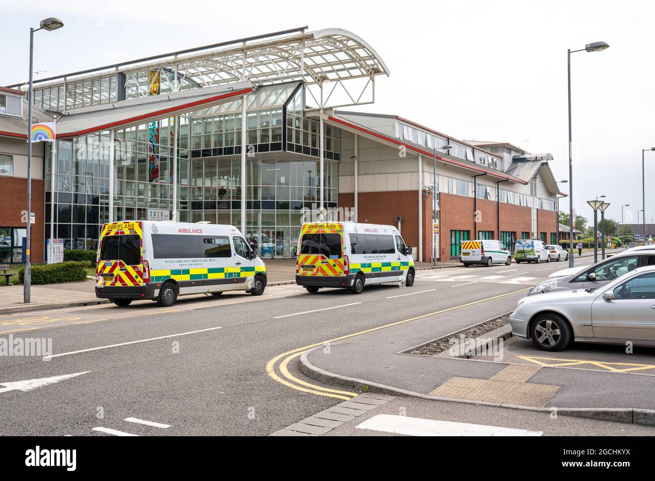 Port Talbot, Regno Unito - 4 luglio 2021: Neath Port Talbot Hospital, Galles meridionale, Regno Unito. È gestito dal Swansea Bay University Health Board. Ambulanze parcheggiate all'esterno dell'ospedale Foto Stock