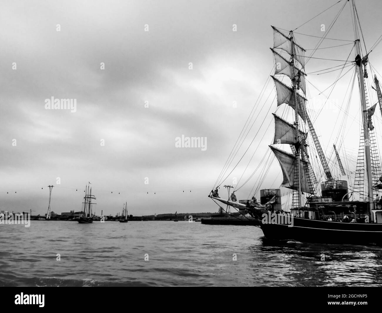 Le parti anteriori di una maestosa, alta nave, navigando lungo il Tamigi nella Greater London, UK, in bianco e nero Foto Stock