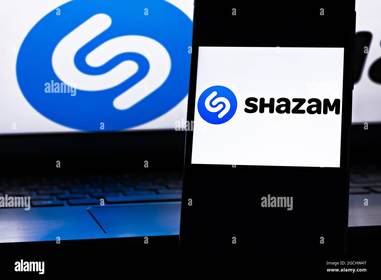 Foto editoriale di Shazam. Foto illustrativa per le notizie su Shazam - un'applicazione in grado di identificare musica, film, pubblicità e spettacoli televisivi Foto Stock