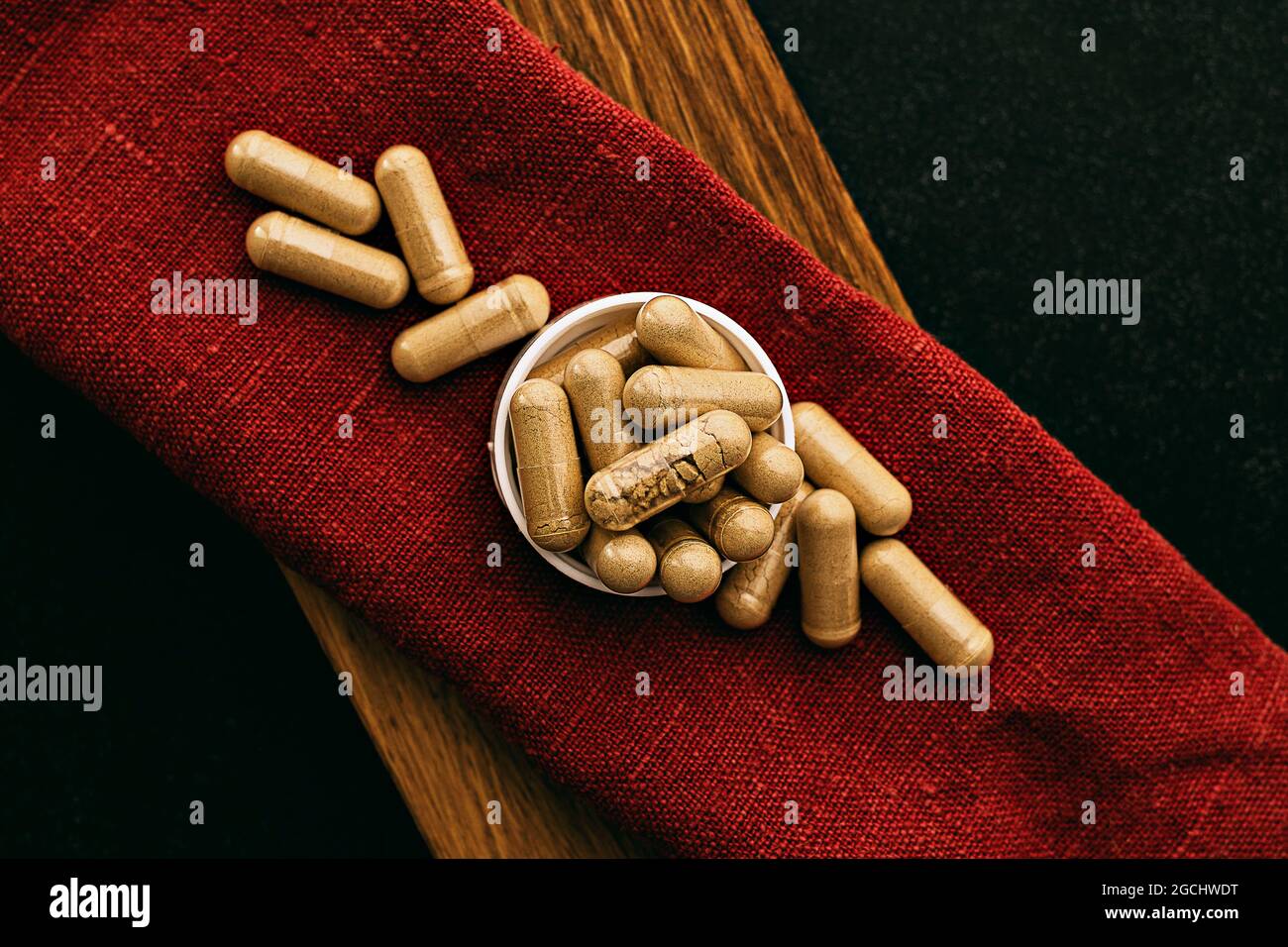 capsule di supplemento di creme di lion sul burlap strag. concetto di benessere mentale e salute personale. foto a fuoco selettivo Foto Stock
