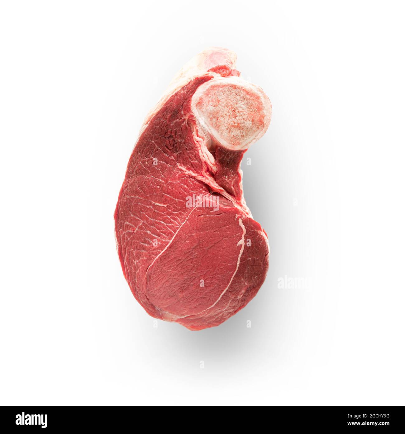 Bistecca cruda su sfondo bianco. La carne bovina è una fonte di proteine animali e carboidrati, la base della dieta umana. Ma consumo eccessivo di carne, Foto Stock
