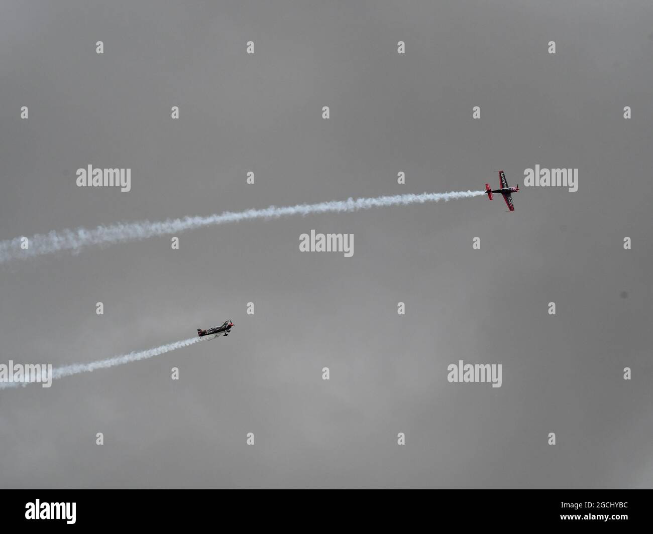 Due della squadra di Blade Aerobatic in volo in una giornata estiva dura nel Regno Unito Foto Stock